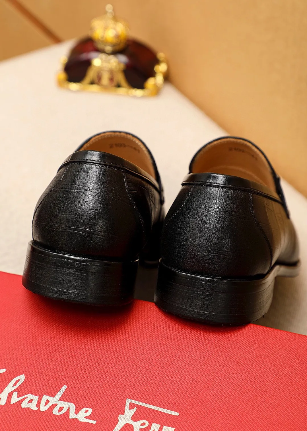 Men's shoes💰480💰 Product trademark: Ferragamo "Ferragamo" casual leather shoes Regular size: 38-44 (custom-made for 45🉑️) Product materials: Selected imported first-layer calfskin upper + original hardware buckle, imported water-dyed cowhide leather lining. Strong three-dimensional visual effect, combined outsole Color: 1⃣️color optional